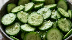 Nopeasti valmistettavat, rapeat ja kevyesti suolatut kurkut pussissa